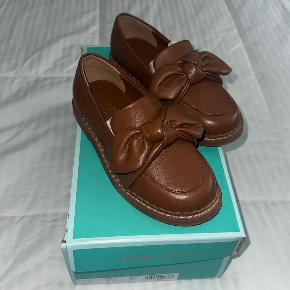 Kids Copper Key Chicc bow loafers in luggage tan size 11 girls